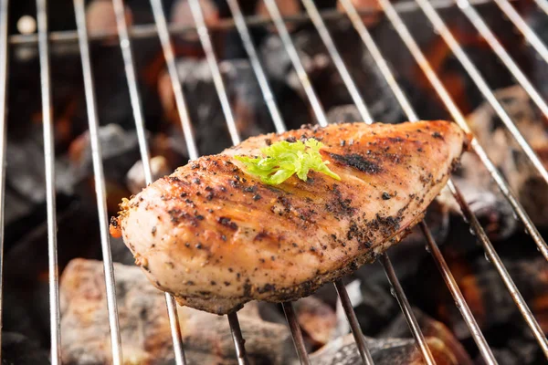 Gegrilde kippenborst op de vlammende grill — Stockfoto