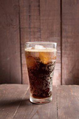Cam ahşap arka plan üzerinde buzlu Cola