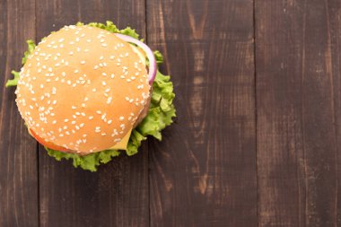 Üstten Görünüm Barbekü hamburger ahşap arka plan üzerinde