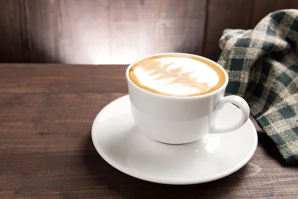 Secangkir kopi dengan latar belakang kayu — Stok Foto