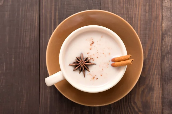 Masala chai met specerijen kaneel, kardemom, gember, kruidnagel en s Rechtenvrije Stockfoto's