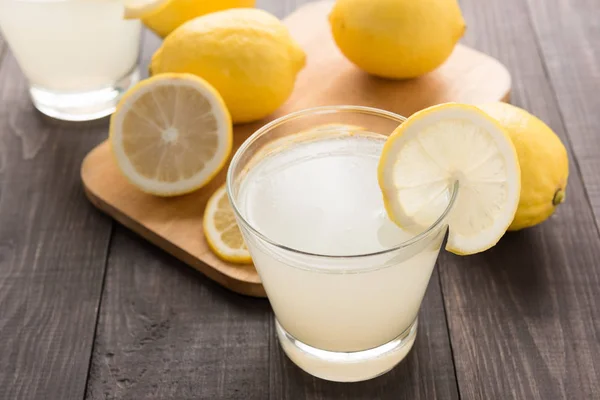 Limonada con limón fresco rebanada en la mesa de madera —  Fotos de Stock