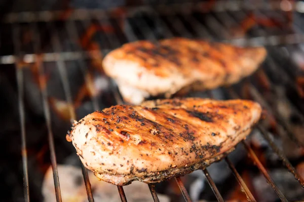 Gegrilde kippenborst op de vlammende grill — Stockfoto