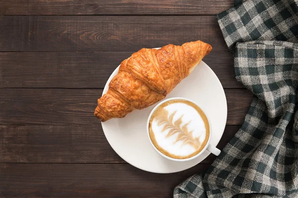 Koffiecup Verse Gebakken Croissants Buurt Van Handdoek Houten Achtergrond Bovenaanzicht — Stockfoto