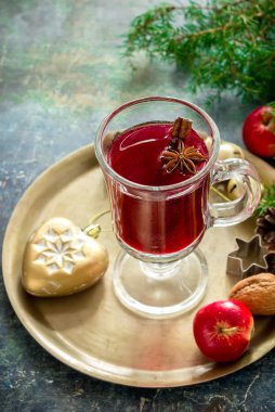 Elma, fındık ve baharat bakır tepsi üzerinde mulled şarap. .