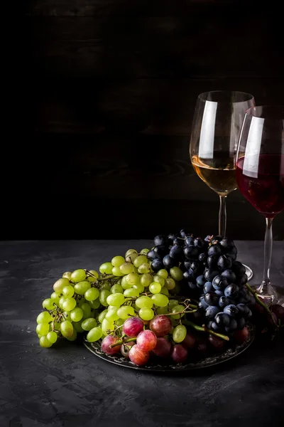 ワインはグラスや暗い背景にブドウの種類. — ストック写真