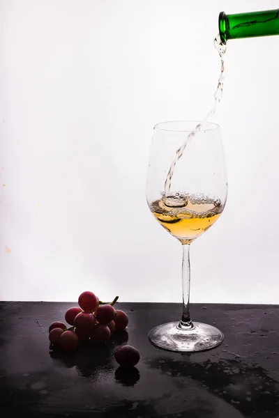 白い背景とブドウ流れるワイン — ストック写真