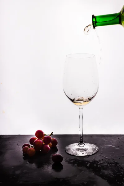 白い背景とブドウ流れるワイン — ストック写真