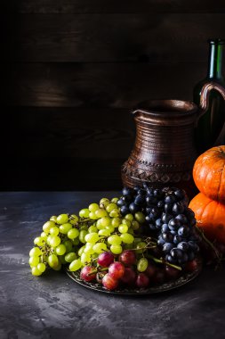 Sürahi ve farklı türde koyu arka plan üzerinde üzüm şarap. 