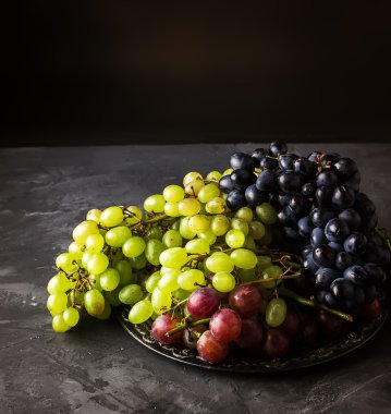 Üzüm koyu arka plan üzerinde farklı türleri. 