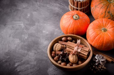  Sonbaharda hasat kavramı. Kabaklar, baharat ve ahşap kase fındık.
