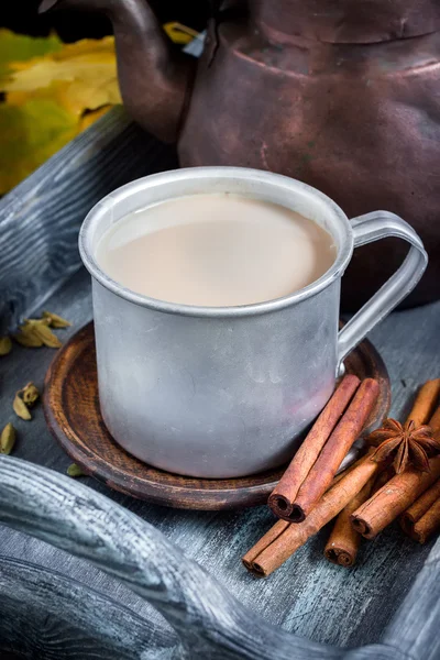 Varm dryck i stora metall mugg och kryddor. — Stockfoto