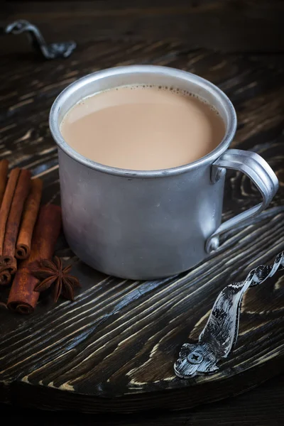 Sıcak içecek büyük metal kupa ve baharatlar.