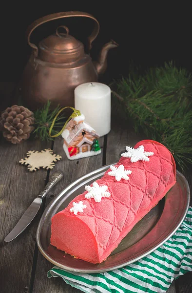 Torta natalizia con decorazione su tavolo in legno. Focus selettivo . — Foto Stock