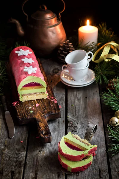 Рождественский торт с украшением на деревянном столе. Селективный фокус . — стоковое фото