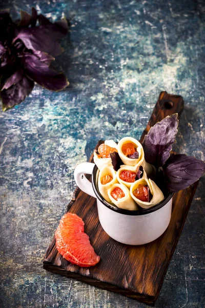 Rollos de queso con albahaca y pomelo . — Foto de Stock