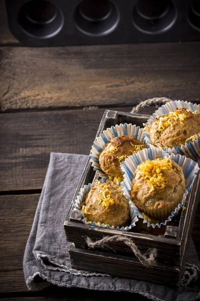 Muffins en una caja de madera sobre mesa de madera . — Foto de Stock