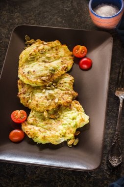 Seramik plaka üzerinde patates börek.