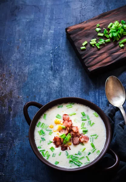 Sopa de queso con tocino y maíz en cuenco cerámico.Fondo rayado azul oscuro . — Foto de Stock