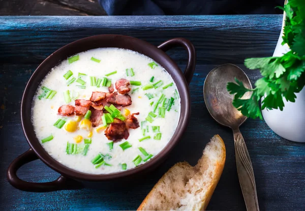 Sopa de queso con tocino y maíz en cuenco cerámico.Fondo rayado azul oscuro . — Foto de Stock