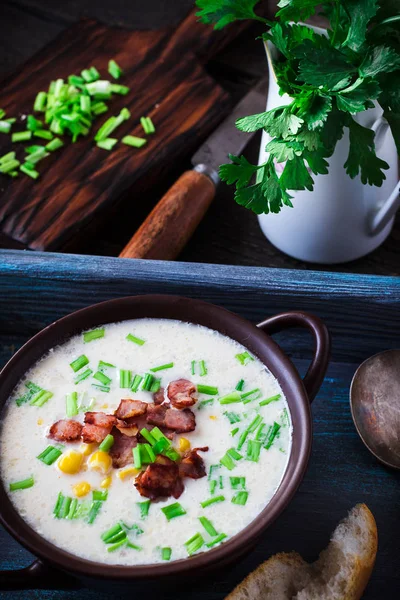 Sopa de queso con tocino y maíz en cuenco cerámico.Fondo rayado azul oscuro . — Foto de Stock