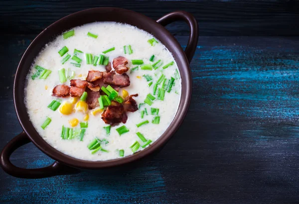 Sopa de queso con tocino y maíz en cuenco cerámico.Fondo rayado azul oscuro . — Foto de Stock