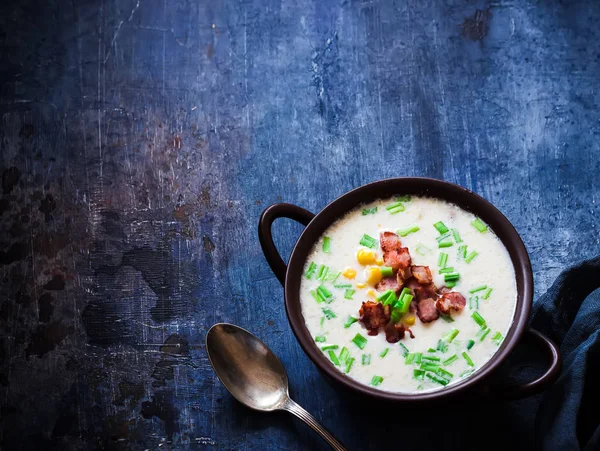 Sopa de queso con tocino y maíz en cuenco cerámico.Fondo rayado azul oscuro . — Foto de Stock