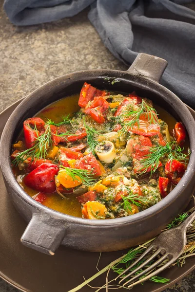 Carne con verduras en tazón de cerámica grande . —  Fotos de Stock