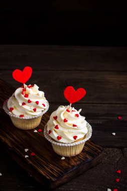 Kırmızı kalpler için St Sevgililer günü ile cupcakes. 