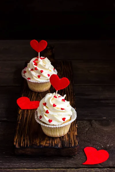 Cupcakes mit roten Herzen zum Valentinstag. — Stockfoto