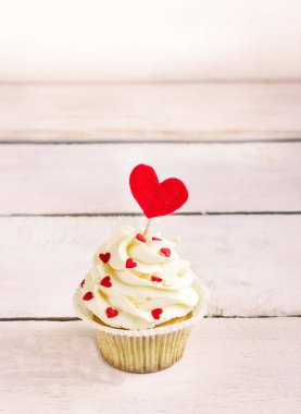 St Sevgililer Day.White ahşap arka plan için kırmızı kalpler ile cupcakes.