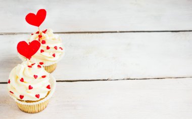 St Sevgililer Day.White ahşap arka plan için kırmızı kalpler ile cupcakes.
