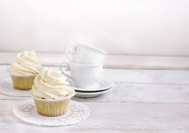Beyaz ahşap zemin üzerinde cupcakes 