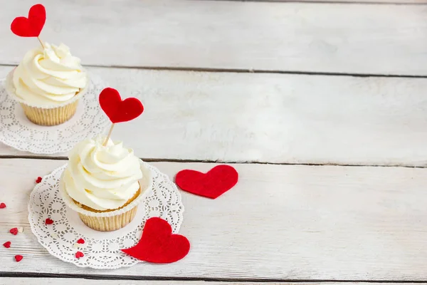 Cupcakes com corações vermelhos para São Valentim Day.White fundo de madeira . — Fotografia de Stock