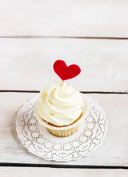 Cupcakes com corações vermelhos para São Valentim Day.White fundo de madeira . — Fotografia de Stock