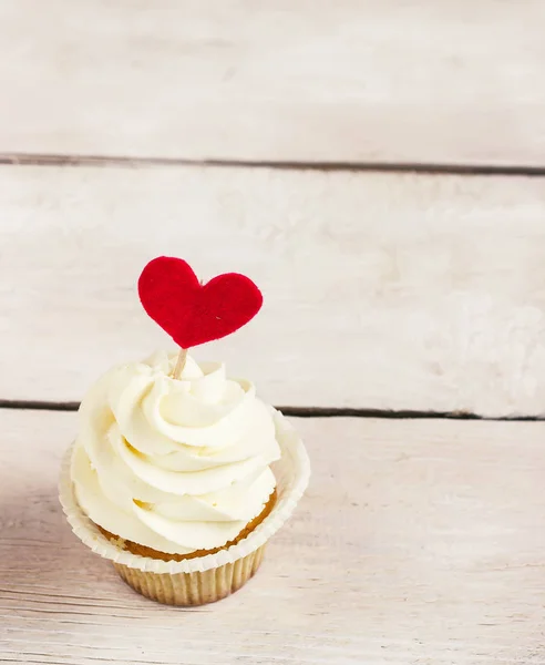 Košíčky s červeným srdcem na svatého Valentýna Day.White dřevěné pozadí. — Stock fotografie