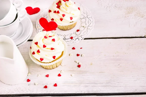 Košíčky s červeným srdcem na svatého Valentýna Day.White dřevěné pozadí. — Stock fotografie