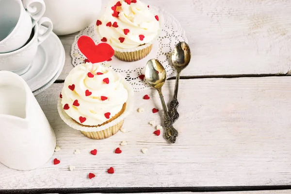 Košíčky s červeným srdcem na svatého Valentýna Day.White dřevěné pozadí. — Stock fotografie