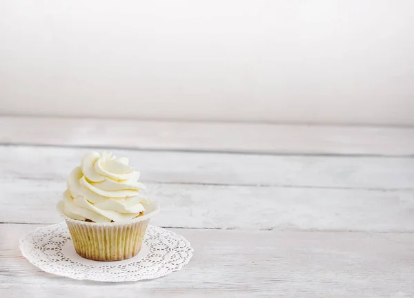 Cupcake no fundo de madeira branco — Fotografia de Stock