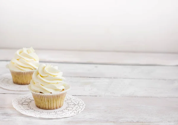 Cupcakes no fundo de madeira branco — Fotografia de Stock