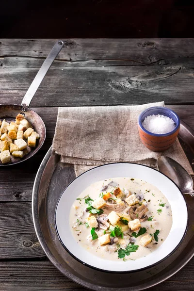 Kaas soep met croutons in witte kom. — Stockfoto