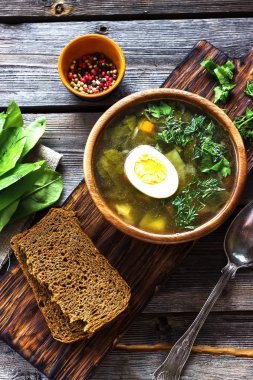 Yeşil Ahşap kase kuzukulağı çorbası. 