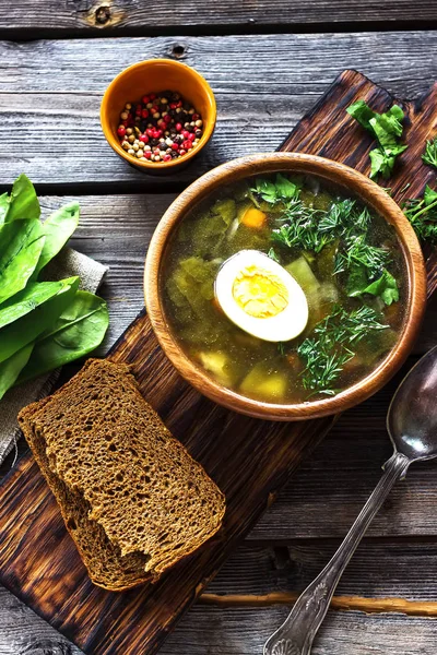 Groene soep met zuring in houten kom. — Stockfoto