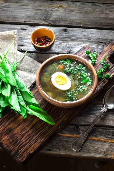 Зеленый суп с соломкой в деревянной чаше . — стоковое фото