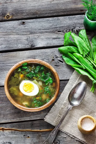 Sopa verde con acedera en tazón de madera . —  Fotos de Stock