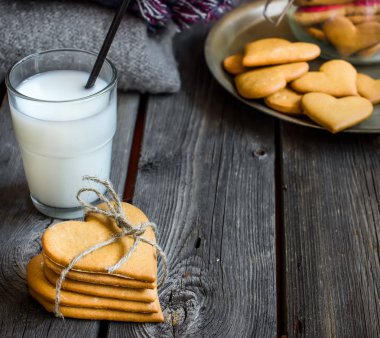 Kurabiye ve süt Sevgililer günü kalp şeklinde.