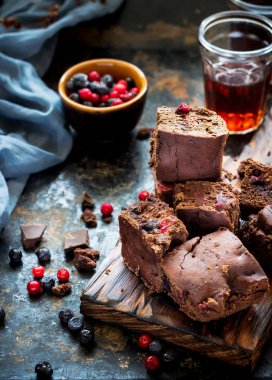 Brownie adet koyu mavi zemin üzerine çilek ile.