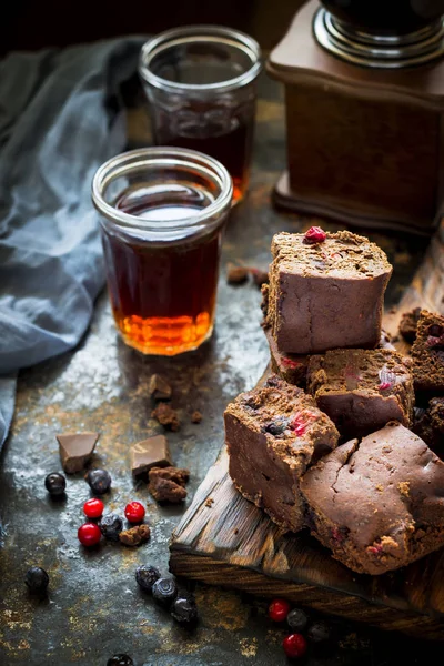 Brownie adet koyu mavi zemin üzerine çilek ile.