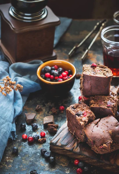 Brownie pieces with berries on dark blue background. — Stock Photo, Image