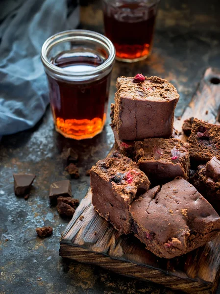 Brownie pezzi con bacche su sfondo blu scuro . — Foto Stock